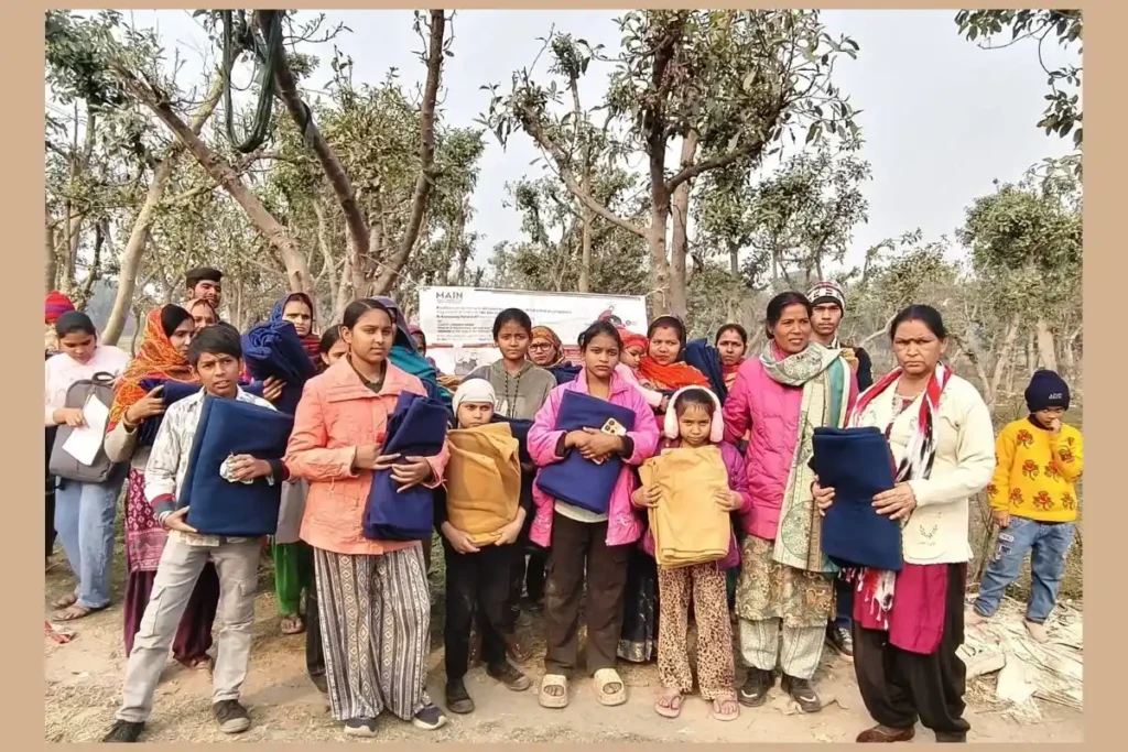 MAIN Delhi distributed 100 blankets to the needy people living in the slums of Kashmiri gate